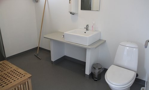 Der er god plads i de store kombinerede baderum med toilet.