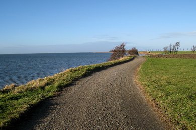 Cykelvejen går langs vandet - her mellem Langø og Ydø.