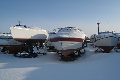 Vinter med både på land. (foto: Karna Maj)