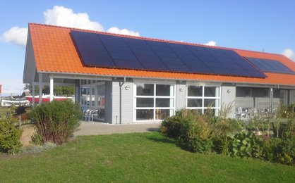 Klubhuset er bygget af medlemmerne og danner en perfekt ramme om fællesskabet i klubben. I 2012 blev solvarmeanlægget suppleret med solceller.